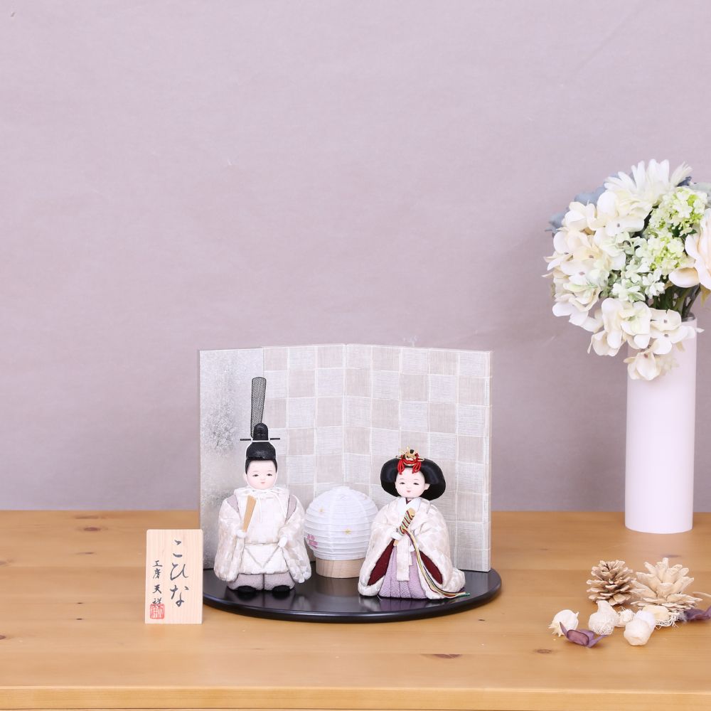雛人形 コンパクト ひな人形 木目込み雛人形 親王飾り ココ シルバー市松柄屏風 おしゃれ かわいい 木目込みひな人形 小さい 横幅27cm 白 紫 グレー お祝い 初節句 ひな祭り 桃の節句 ティピシリーズ