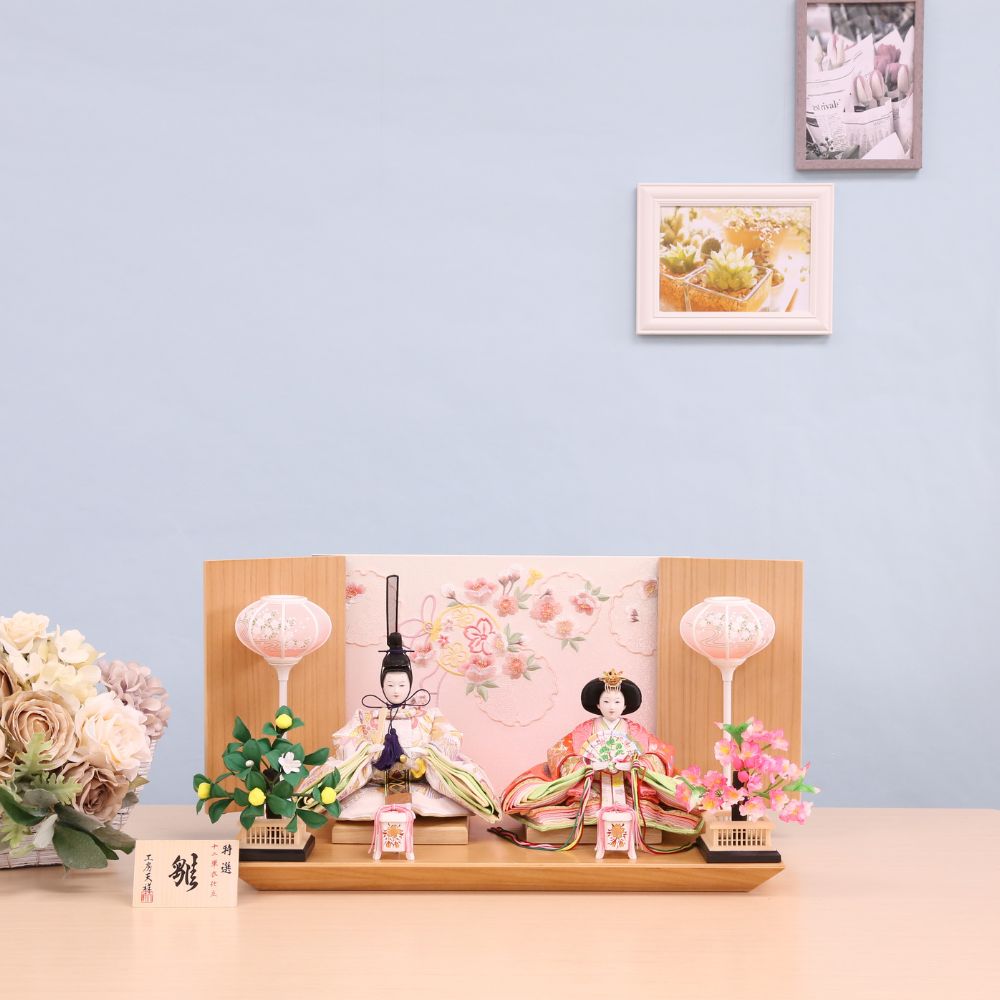 雛人形 コンパクト ひな人形 親王飾り 芥子親王 宴桜 刺繍ピンク屏風 木製枠 かわいい ひな人形 小さい 横幅48cm ピンク 白 ベージュ お祝い 初節句 ひな祭り 桃の節句