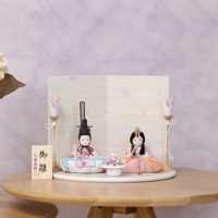 雛人形 コンパクト 横幅27cm ひな人形 木目込み雛人形 親王飾り ひらり かわいい おしゃれ インテリア 北欧風 モダン 木目込みひな人形 紫 ピンク パステルカラー 小さい お祝い 初節句 ひな祭り 桃の節句