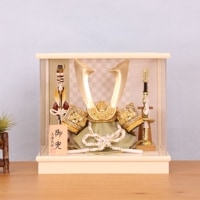 五月人形 コンパクト 兜 ケース飾り 約30cm ケース入り兜 7号兜 中鍬兜 白ケース飾り おしゃれ かっこいい モダン インテリア 北欧風 白 ゴールド グリーン 弓太刀付き 男の子 初節句 お祝い 端午の節句 こどもの日