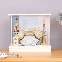 五月人形 コンパクト 兜 ケース飾り 約30cm ケース入り兜 7号兜 武将兜 伊達政宗 兜 白ケース飾り おしゃれ かっこいい モダン インテリア 北欧風 白 ゴールド ブルー 水色 弓太刀付き 男の子 初節句 お祝い 端午の節句 こどもの日