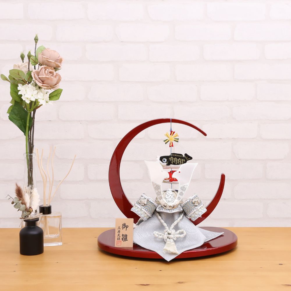 五月人形 兜 兜飾り 丸円形 三日月型台飾り 鯉のぼり付き コンパクト 人気 兜 7号兜 横幅35cm おしゃれ モダン インテリア かわいい 水色 シルバー 銀 赤 初節句 お祝い 男の子 端午の節句 こどもの日