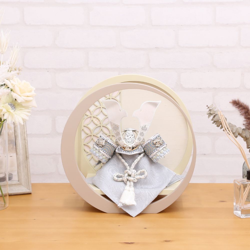 五月人形 兜 兜飾り 丸円形 三日月型台飾り コンパクト 人気 兜 7号兜 横幅30cm おしゃれ モダン インテリア かっこいい 水色 シルバー 銀 ベージュ 初節句 お祝い 男の子 端午の節句 こどもの日