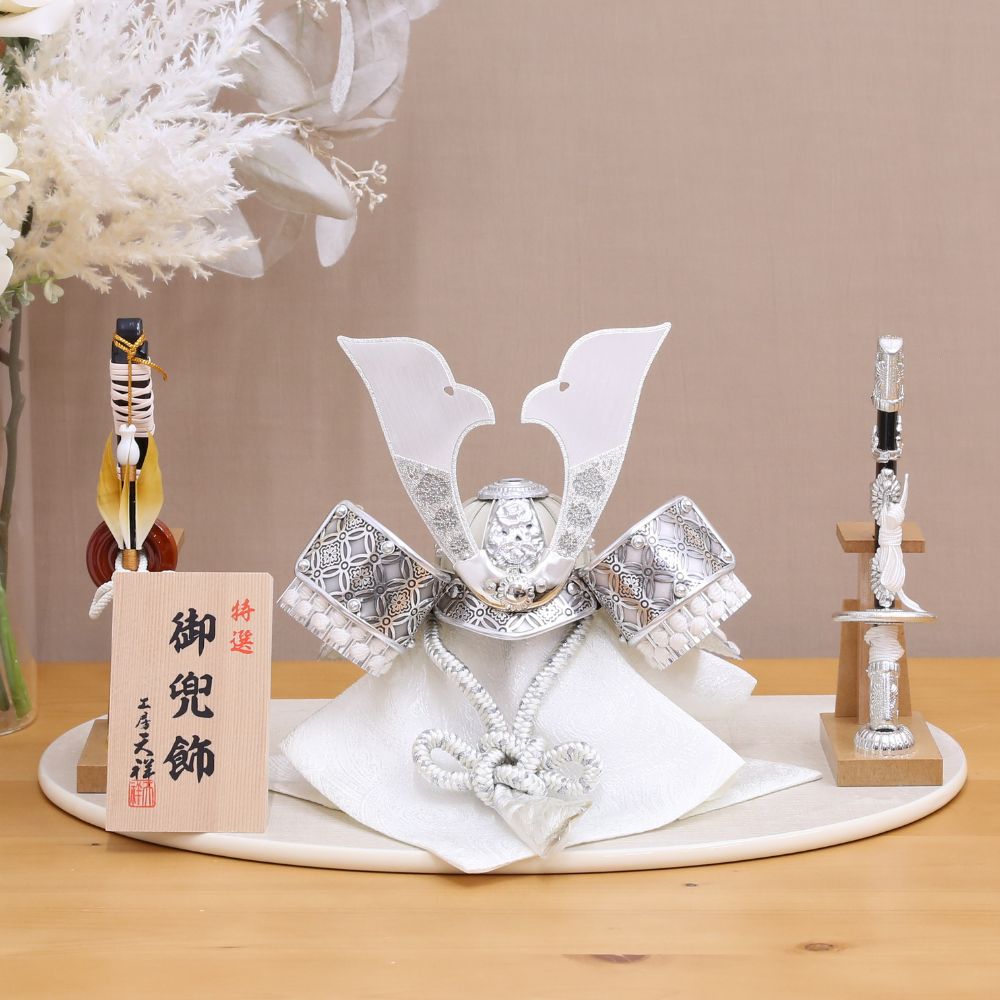 五月人形 兜 兜飾り 半円台飾り コンパクト 人気 兜 7号兜 横幅40cm 弓太刀付き おしゃれ モダン インテリア かっこいい シルバー 銀 白 初節句 お祝い 男の子 端午の節句 こどもの日