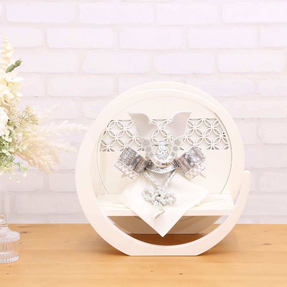 五月人形 兜 兜飾り 丸円形 三日月型台飾り コンパクト 人気 兜 7号兜 横幅35cm おしゃれ モダン インテリア かっこいい シルバー 銀 白 初節句 お祝い 男の子 端午の節句 こどもの日