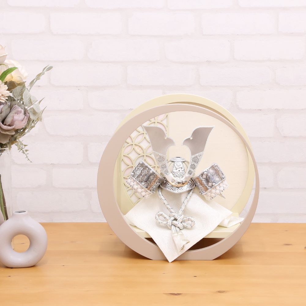 五月人形 兜 兜飾り 丸円形 三日月型台飾り コンパクト 人気 兜 7号兜 横幅35cm おしゃれ モダン インテリア かっこいい シルバー 銀 ベージュ 初節句 お祝い 男の子 端午の節句 こどもの日