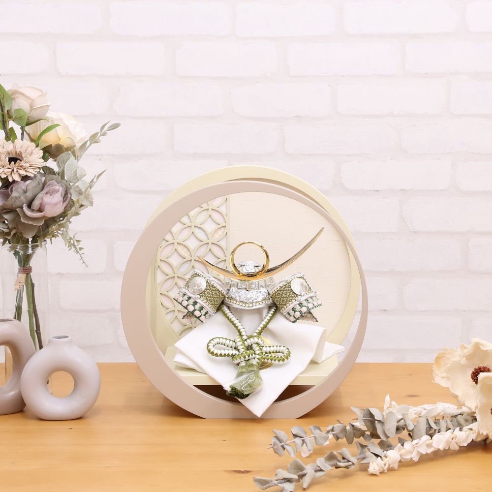 五月人形 兜 兜飾り 丸円形 三日月型台飾り コンパクト 人気 兜 7号兜 上杉謙信 横幅30cm おしゃれ モダン インテリア かっこいい 緑 シルバー 銀 ベージュ 初節句 お祝い 男の子 端午の節句 こどもの日