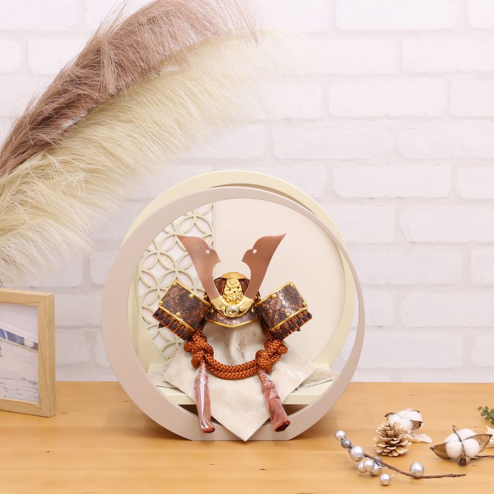 五月人形 兜 兜飾り 丸円形 三日月型台飾り コンパクト 人気 兜 7号兜 横幅30cm おしゃれ モダン インテリア かっこいい ブロンズ ベージュ 初節句 お祝い 男の子 端午の節句 こどもの日