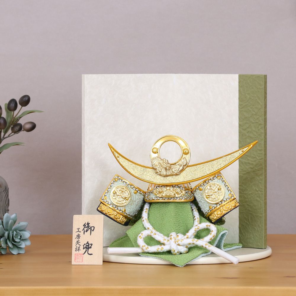 五月人形 コンパクト 兜 兜飾り 武将兜 上杉謙信 横幅27cm 7号兜 上杉謙信の兜 おしゃれ かっこいい モダン インテリア 北欧風  ゴールド 緑 グリーン 金 男の子 初節句 お祝い 端午の節句 こどもの日