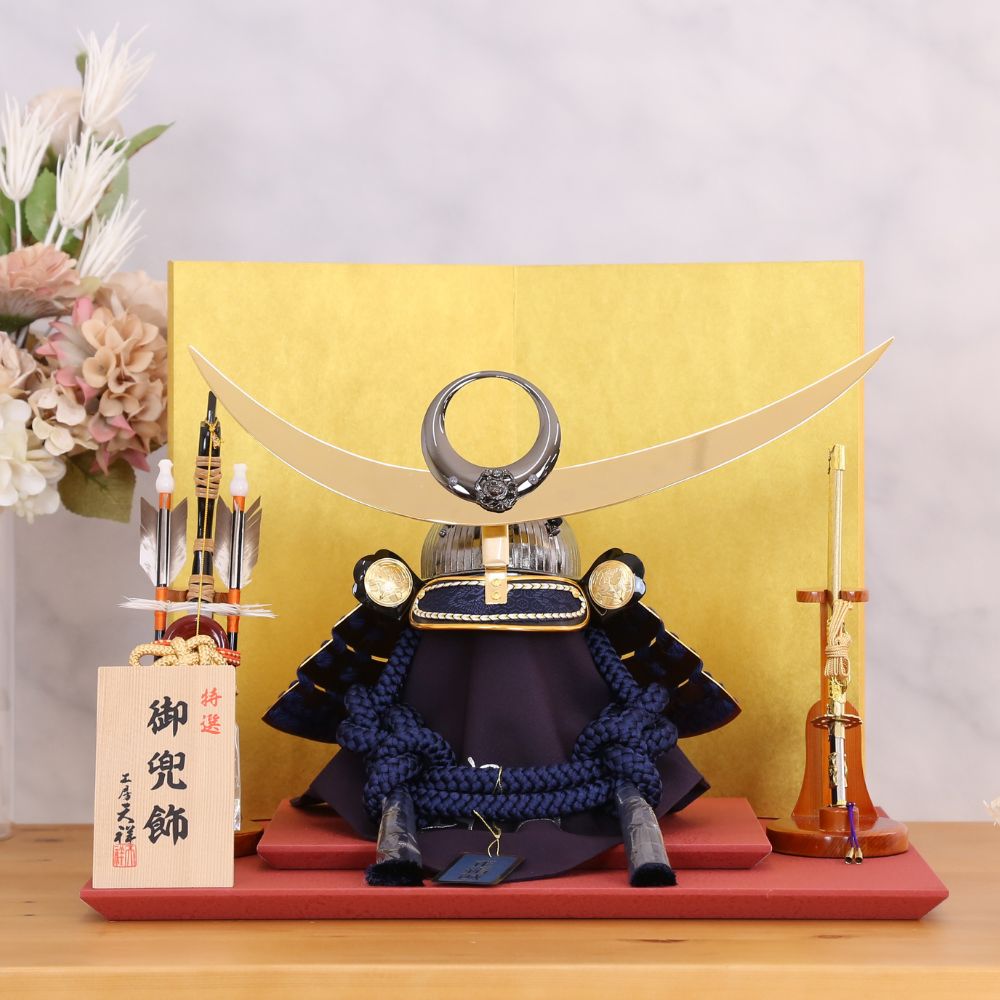 五月人形 コンパクト 兜 兜飾り 武将兜 上杉謙信 横幅40cm 13号兜 上杉謙信の兜 素掛け威 おしゃれ かっこいい モダン インテリア ゴールド 紺  金屏風 男の子 初節句 お祝い 端午の節句 こどもの日