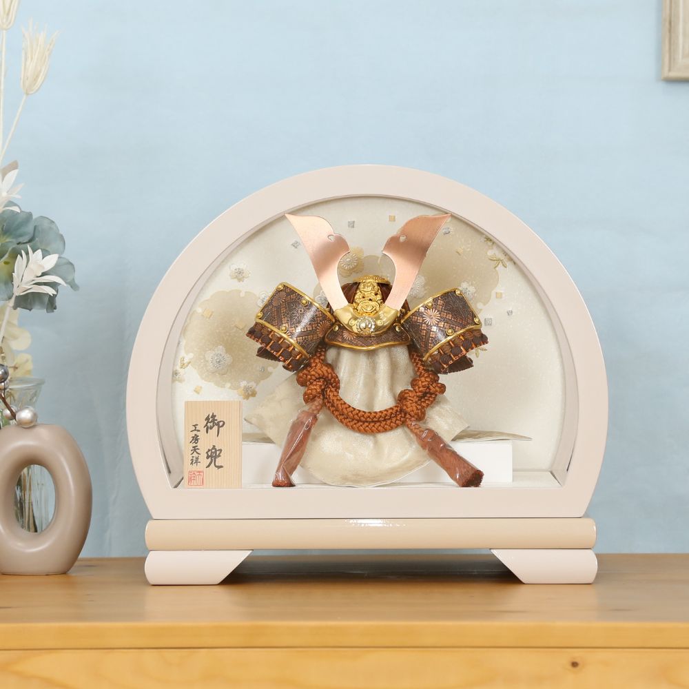 五月人形 コンパクト ケース飾り兜 ドーム型 丸形 ケース入り兜 7号兜 透かし彫り大鍬兜 水色 パステルカラー 人気 兜 7号兜 横幅36cm おしゃれ モダン インテリア かっこいい ベージュ モカ系 シルバー 銀 初節句 お祝い 男の子 端午の節句 こどもの日