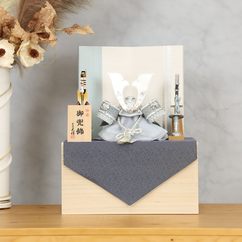 五月人形 兜飾り 収納飾り 収納兜 コンパクト 横幅37cm 収納タイプ 桐箱飾り 布付き 水色 パステル シルバー 銀 大鍬7号兜 7号 兜 おしゃれ インテリア モダン 収納兜二曲屏風セット 初節句 お祝い 端午の節句 子供の日