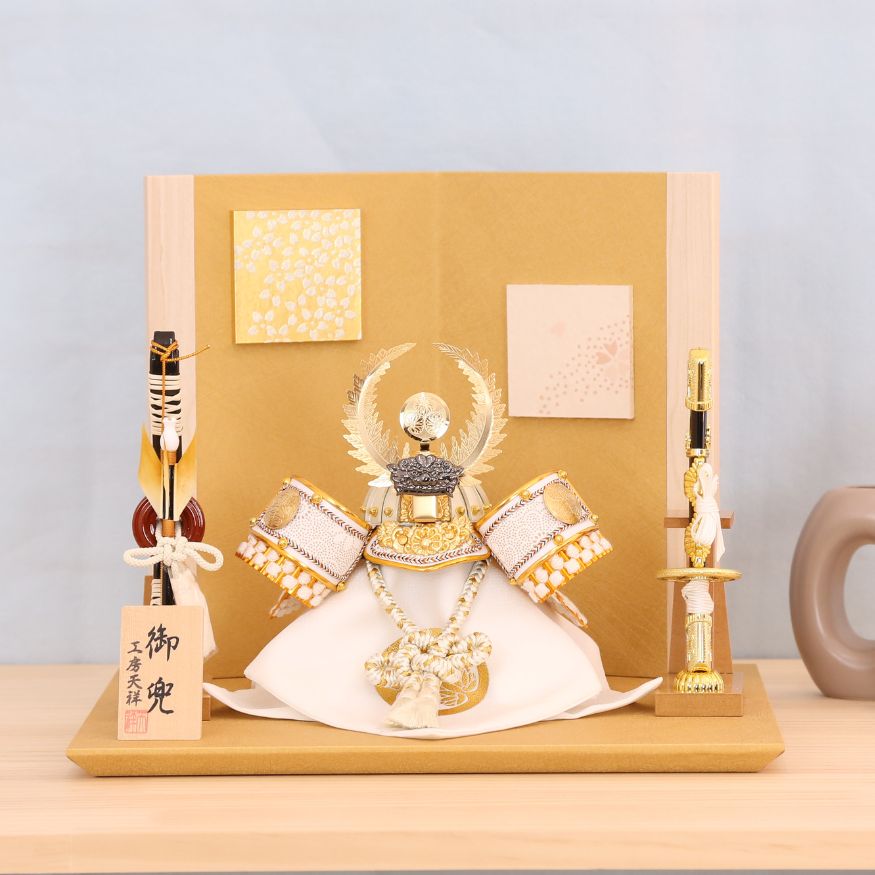 五月人形 兜飾り 武将兜 人気の武将 徳川家康 白 ゴールド 金 コンパクト 7号兜 横幅35cm 二曲金屏風 おしゃれ モダン インテリア 初節句 お祝い 男の子 端午の節句 こどもの日