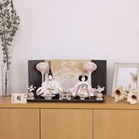 雛人形 ひな人形 コンパクト 小芥子親王  茶色二曲刺繍屏風 かわいい おしゃれ モダン インテリア ひな人形 小さい 横幅45cm  茶 ゴールド 白 お祝い 初節句 ひな祭り 桃の節句