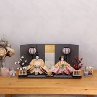 雛人形 ひな人形 親王飾り 三五親王 愛ぐし 正絹 丹後ちりめん 山吹茶 グレー 金銀箔押し金彩パネル付き屏風 横幅60cm かわいい おしゃれ モダン インテリア 高級雛人形 初節句 お祝い 桃の節句 ひな祭り