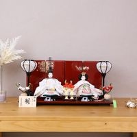 雛人形 ひな人形 宴桜 コンパクト 親王飾り 芥子親王 加賀蒔絵高岡塗り台屏風 横幅50cm 白 赤 高級雛人形 おしゃれ モダン インテリア  初節句 女の子 お祝い 桃の節句 ひな祭り