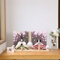 雛人形 ひな人形 親王飾り 三五親王 愛ぐし 正絹 丹後ちりめん ベージュ ピンク 緑 手漉き美濃和紙屏風 木目調 木製 横幅60cm かわいい おしゃれ モダン インテリア 高級雛人形 初節句 お祝い 桃の節句 ひな祭り