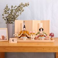 雛人形 ひな人形 宴桜 コンパクト 芥子親王飾り 黄櫨染 おしゃれ モダン インテリア ひのき木製台屏風 横幅50cm 木目 初節句 女の子 お祝い 桃の節句 ひな祭り