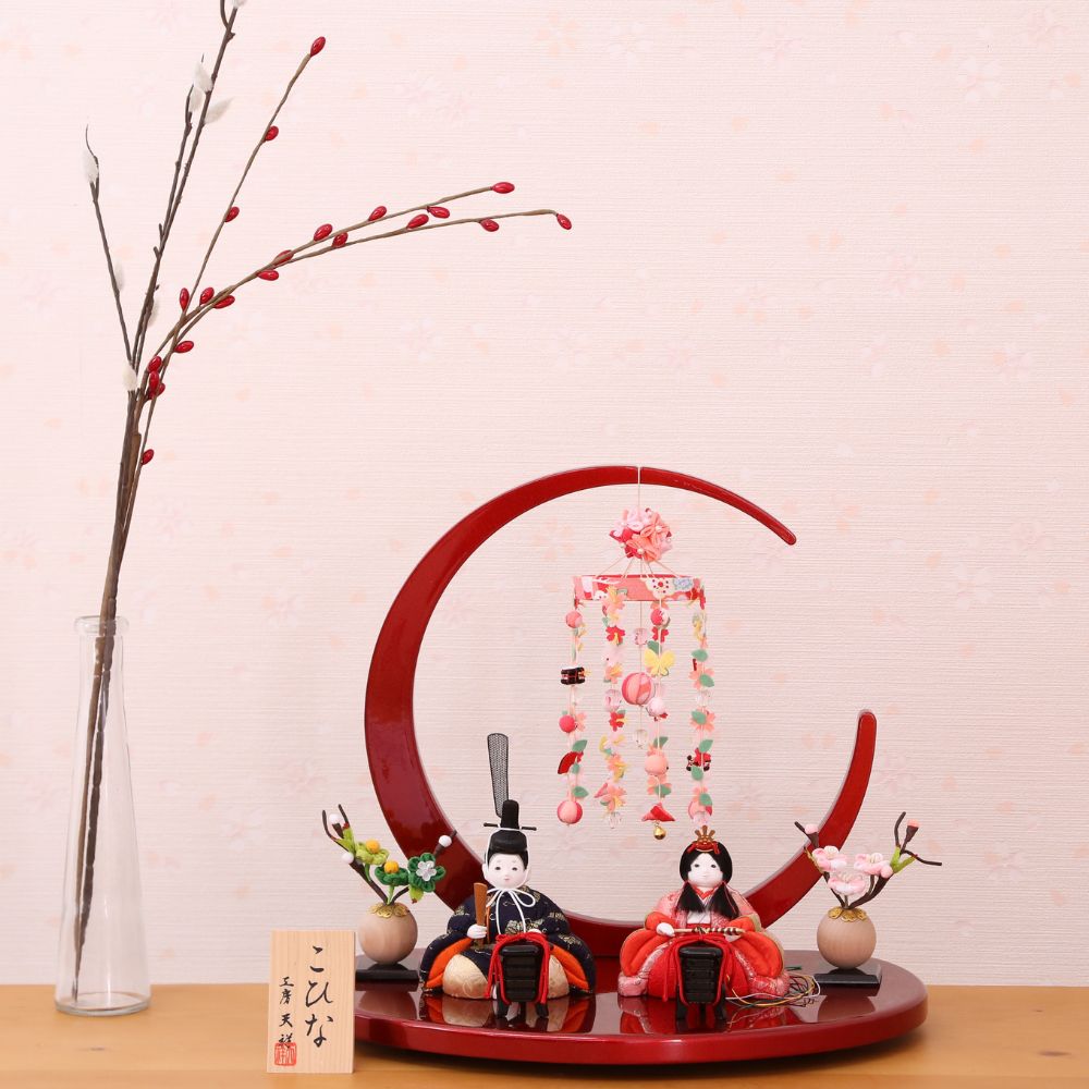 雛人形 コンパクト ひな人形 木目込み雛人形 親王飾り マール つるし付き三日月型飾り 赤 紺 かわいい 木目込みひな人形 小さい お祝い 初節句 ひな祭り 桃の節句 ティピシリーズ