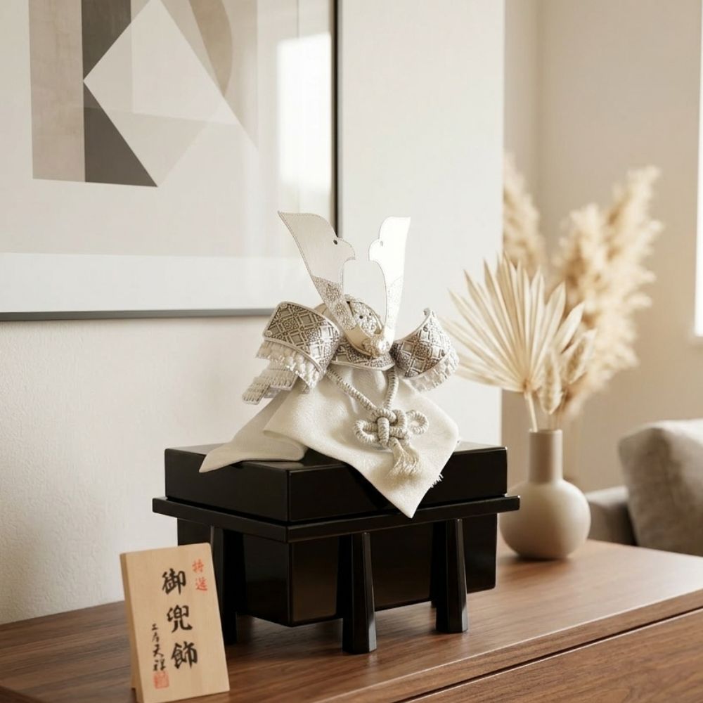 五月人形 コンパクト 合せ白銀七宝彫り銀牡丹大鍬兜 兜飾り お櫃飾り  横幅26cm 7号兜 おしゃれ かっこいい モダン インテリア シルバー 黒 男の子 初節句 お祝い 端午の節句 こどもの日