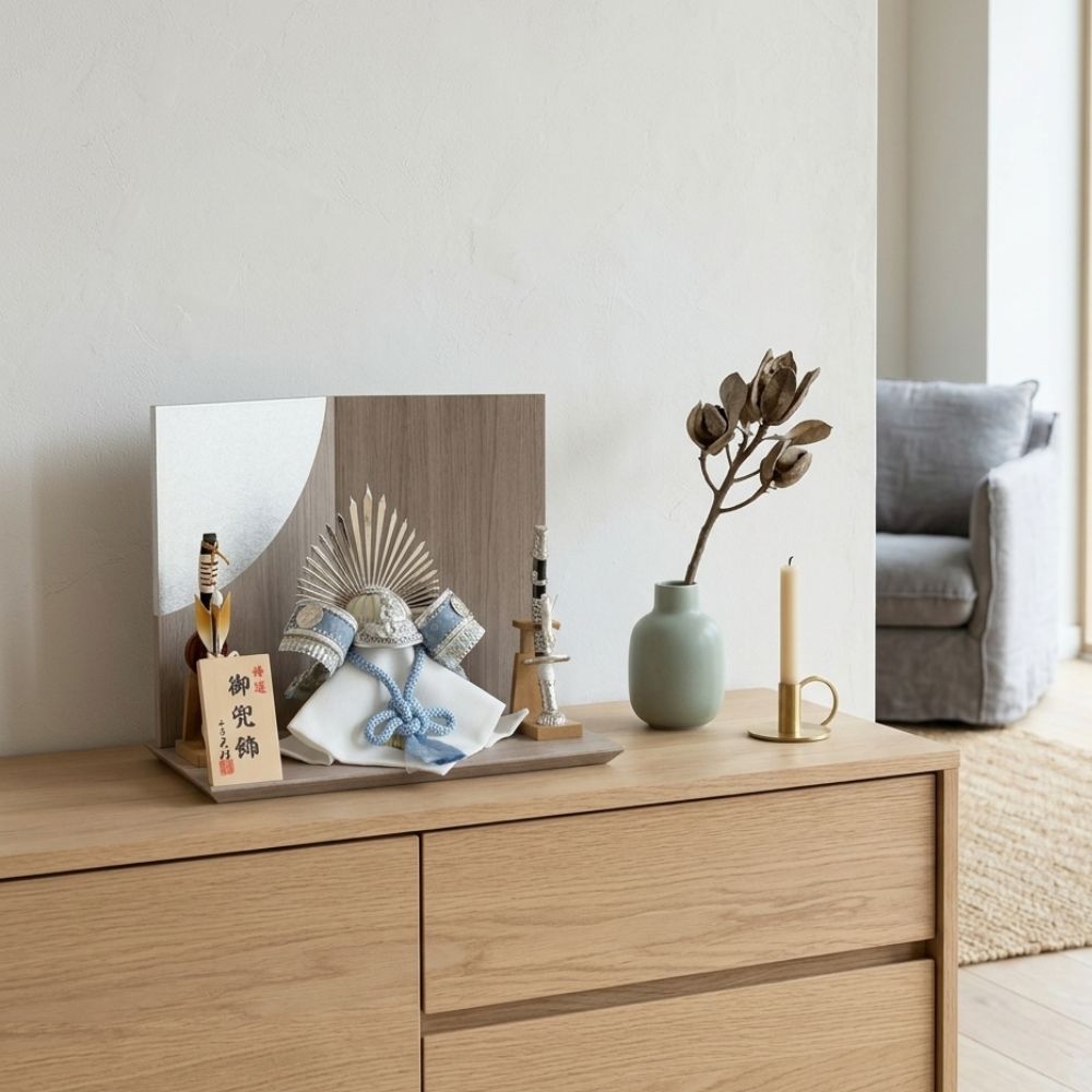 五月人形 兜飾り 武将兜 人気の武将 豊臣秀吉 水色 白 パステルカラー シルバー グレー コンパクト 7号兜 横幅38cm 二曲和紙屏風 かっこいい おしゃれ モダン インテリア 初節句 お祝い 男の子 端午の節句 こどもの日