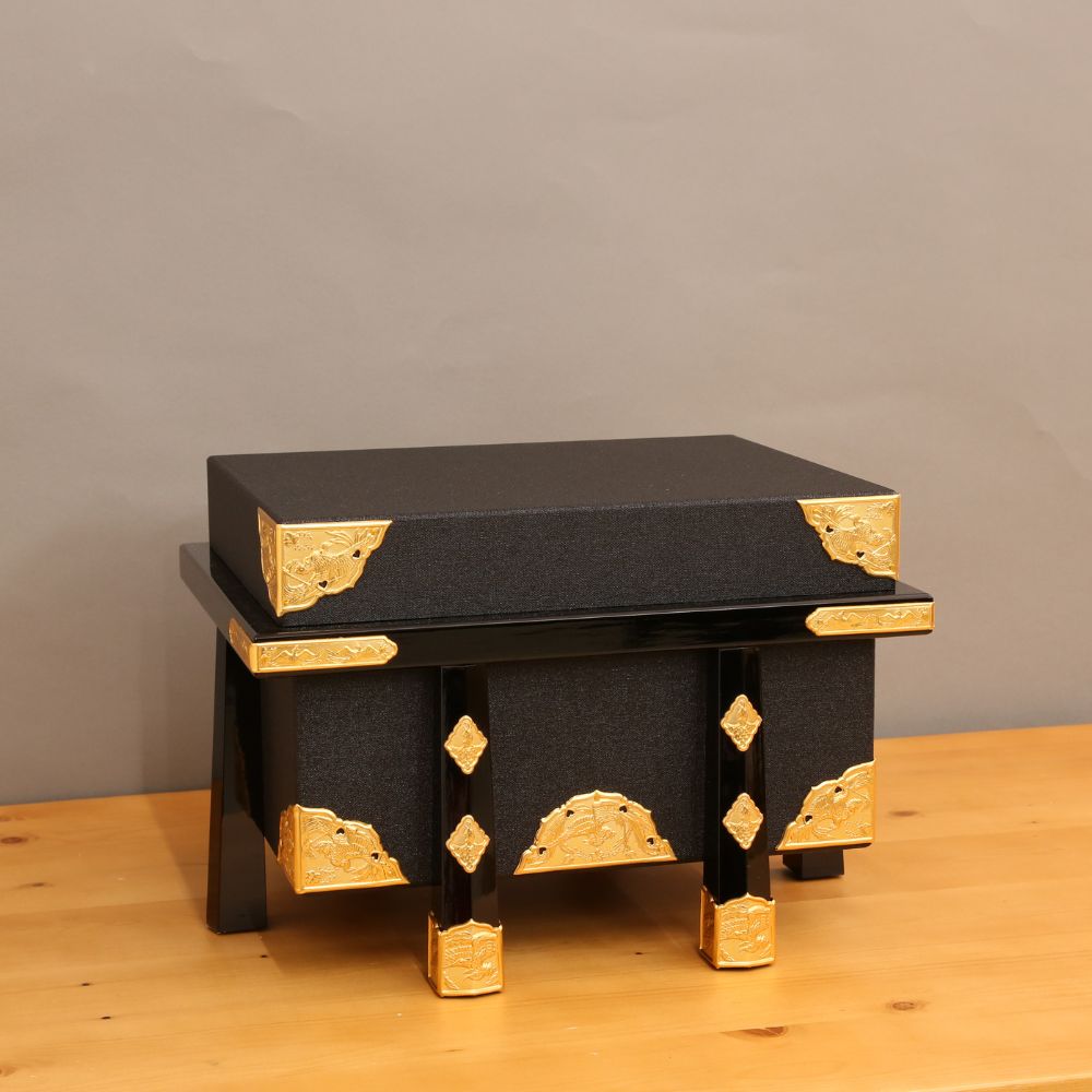 五月人形 兜 兜飾り 大鍬13号兜 龍村美術織物 赤 ゴールド 金屏風