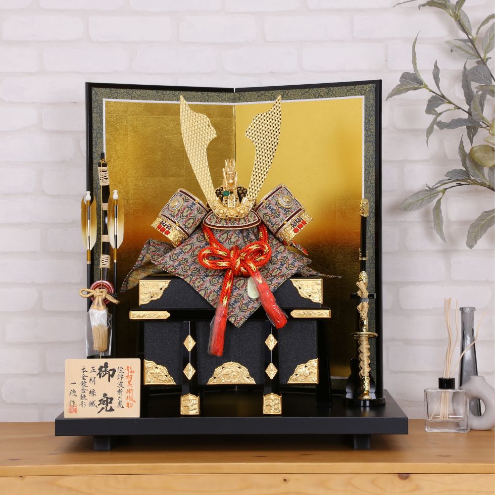 五月人形 兜 兜飾り 大鍬13号兜 龍村美術織物 赤 ゴールド 金屏風