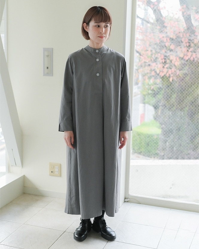 ガラスボタンのワンピース チャコールグレー キャレ フロスト