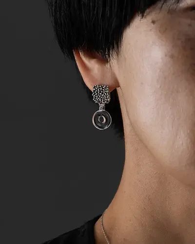 vue. ピアス 一滴