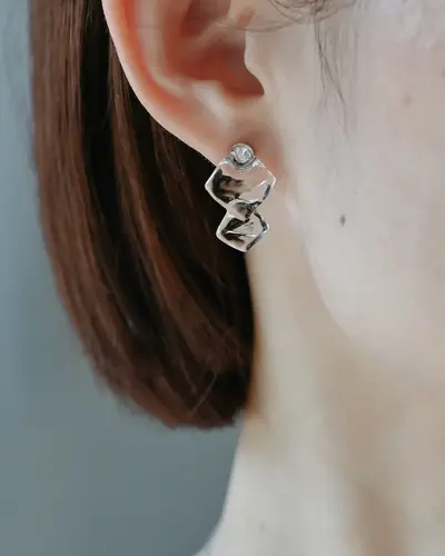 ピアス ウスライ