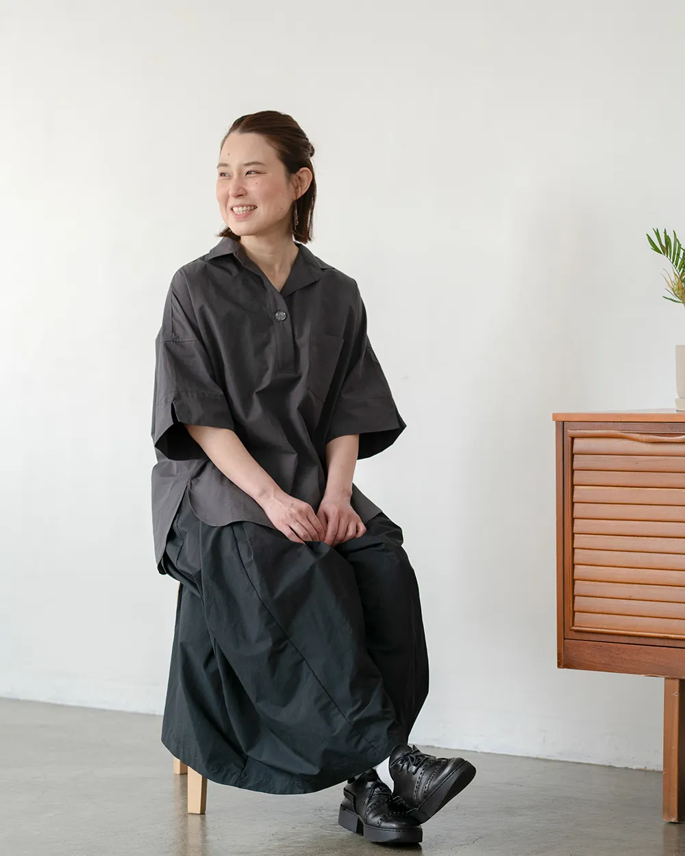 ガラスボタンの半袖シャツ 濃いグレー ラウンド クリア