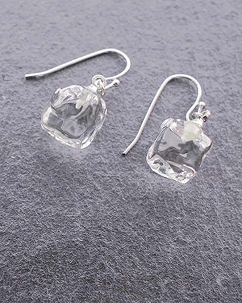 SOLD◆ハンドメイド ガラスピアス シンプル 小ぶり アイスブルー スクエア SOLD◇ハンドメイド ガラスピアス シンプル 小ぶり アイスブルー
