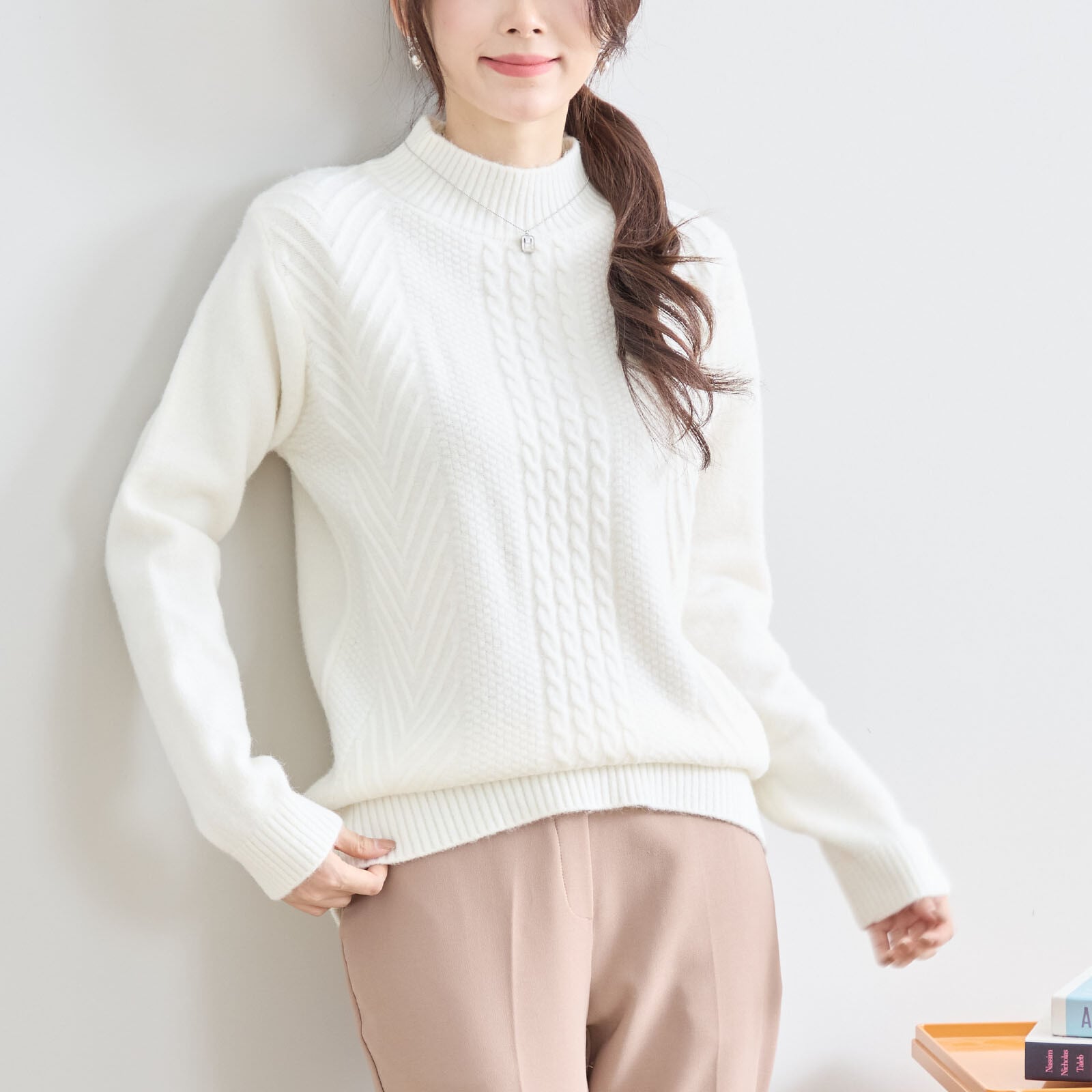 ケーブル編みハイネックニットプルオーバー | ニット・カーディガン