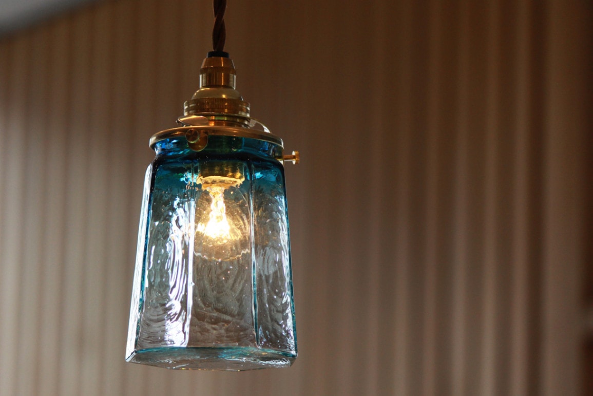 安土草多|ペンダントライト 八角錐台瓶 青透被せ(E17)