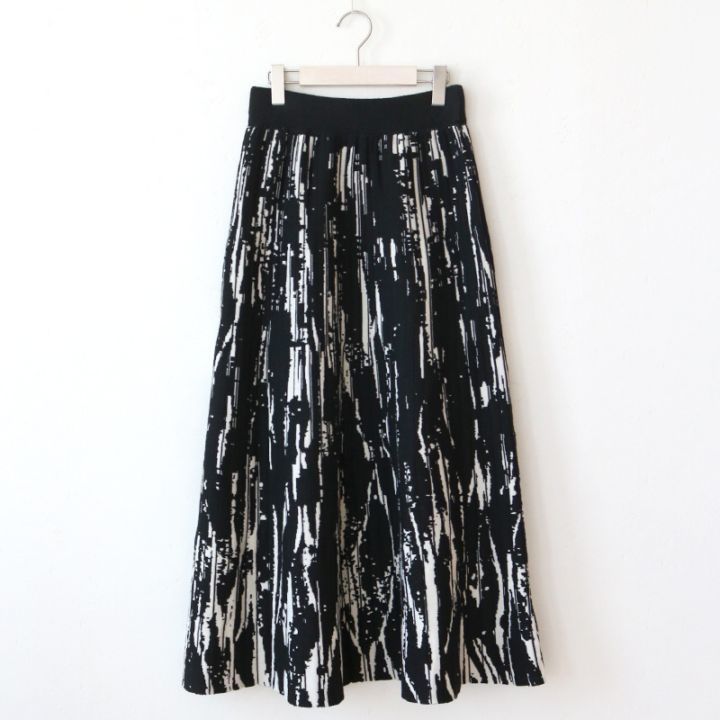 モノトーン柄スカート