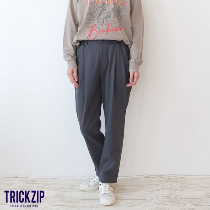 トリックジップ きれいめポンチのタックテーパードパンツ CGY