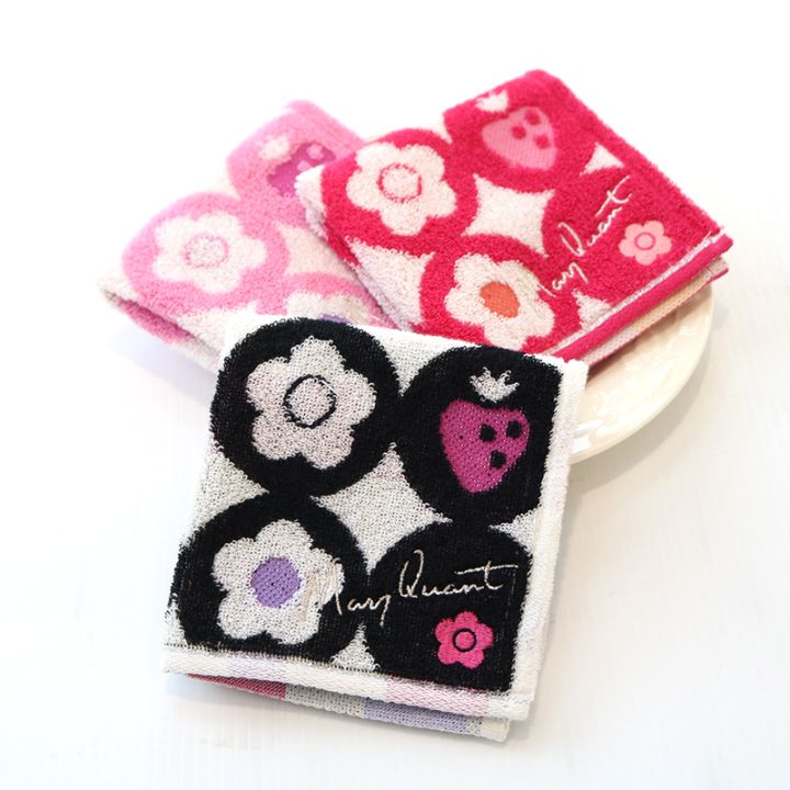 MARY QUANT（マリークヮント）苺タオルハンカチ