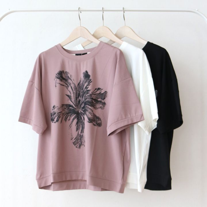 ○モノトーンフラワーTシャツ