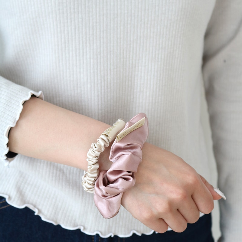 まゆ様 ポンポン シュシュ ヘアゴム ヘアアクセサリー ボンボン シルク Bon est bon シルク100％シュシュ 2PセットA | ハンプティーダンプ
