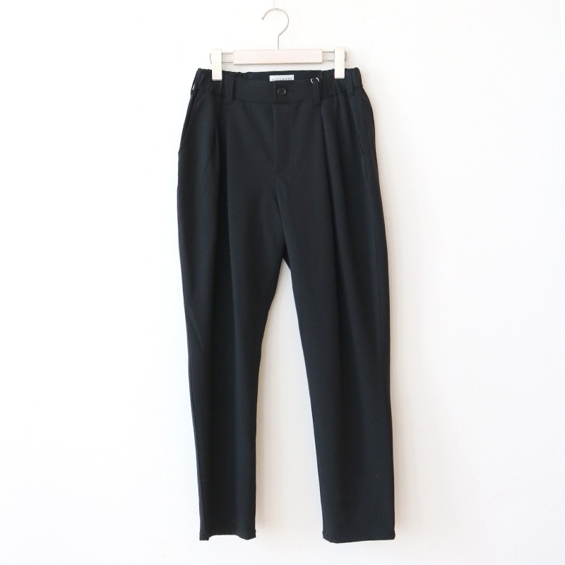 【3/15まで1000円引】トリックジップ きれいめポンチのタックテーパードパンツ BK