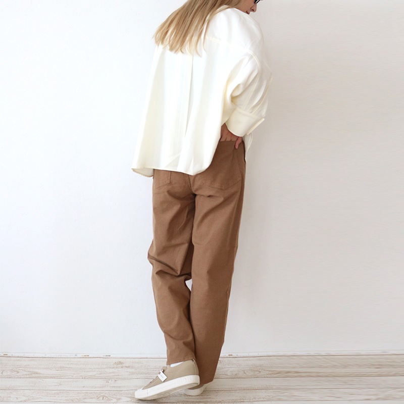 トリックジップ ピーチライクコットンのタックパンツ CAMEL