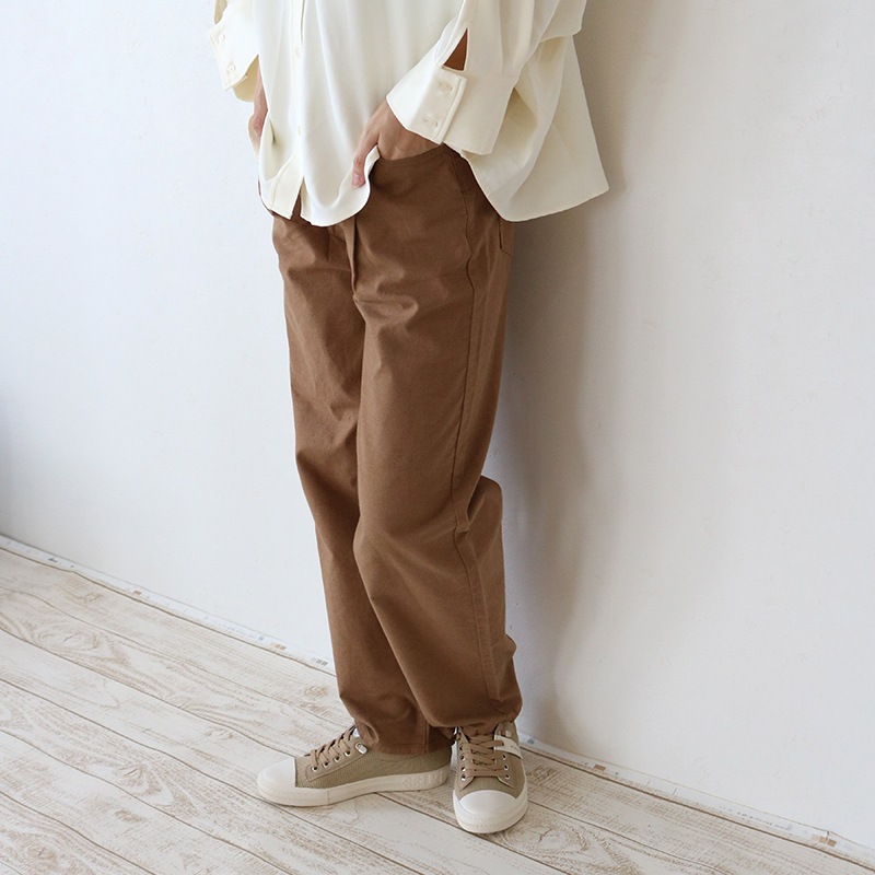 トリックジップ ピーチライクコットンのタックパンツ CAMEL | ハンプ