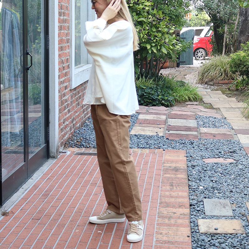 トリックジップ ピーチライクコットンのタックパンツ CAMEL