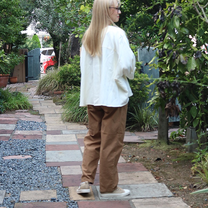 トリックジップ ピーチライクコットンのタックパンツ CAMEL