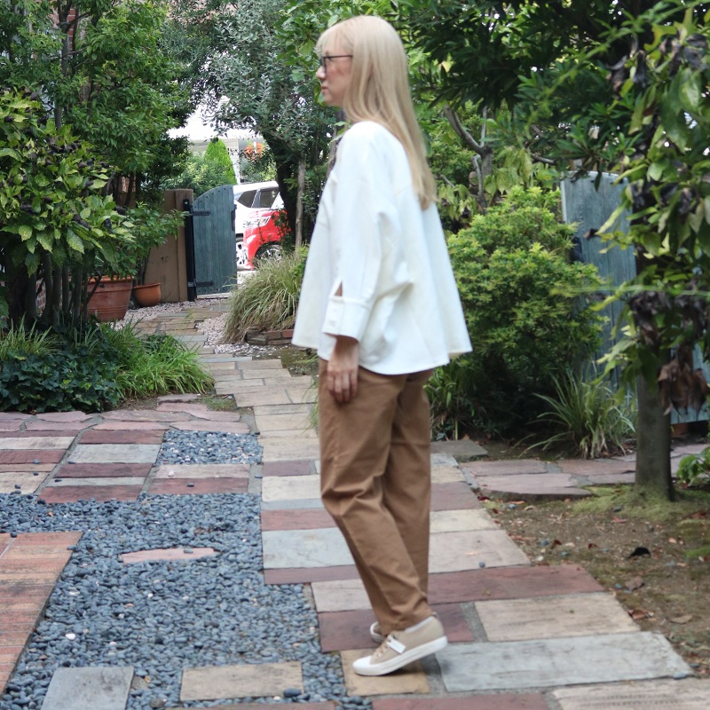 トリックジップ ピーチライクコットンのタックパンツ CAMEL