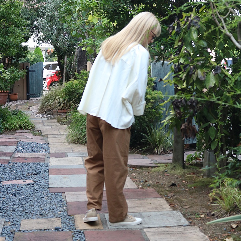 トリックジップ ピーチライクコットンのタックパンツ CAMEL