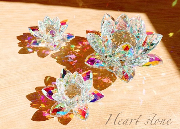 虹色に輝くオーロラクリスタル☆蓮 -lotus-インテリアの置物に