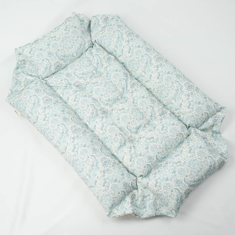 ペットが喜ぶ キャリークッションベッド/クレートクッション  royal albert ダマスク アラベスク サックスブルー Mサイズ