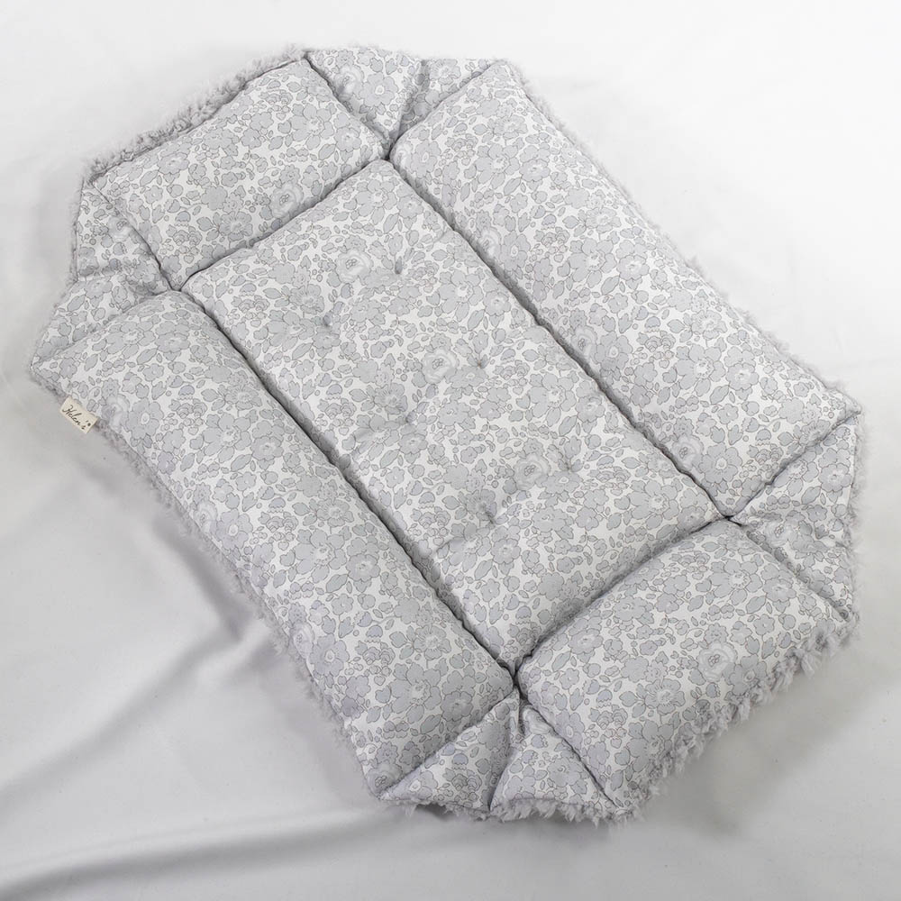 ペットが喜ぶ キャリークッションベッド リバティプリント Betsy グレーファー Sサイズ