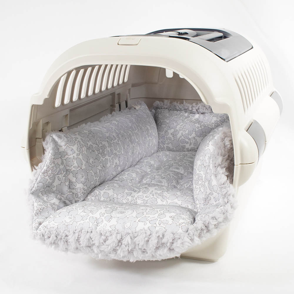 ペットが喜ぶ キャリークッションベッド リバティプリント Betsy グレーファー Sサイズ